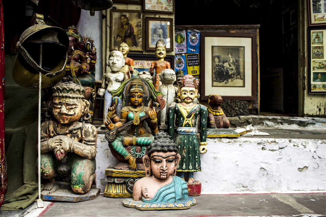 The lanes are full of handicrafts and earthen artistry.